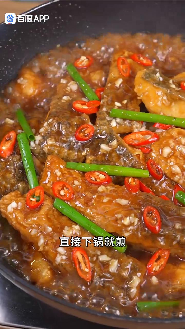 红烧鱼块。很多人在家做红烧鱼直接下锅就煎，那样不仅腥味重，鱼肉还特别容易散。今