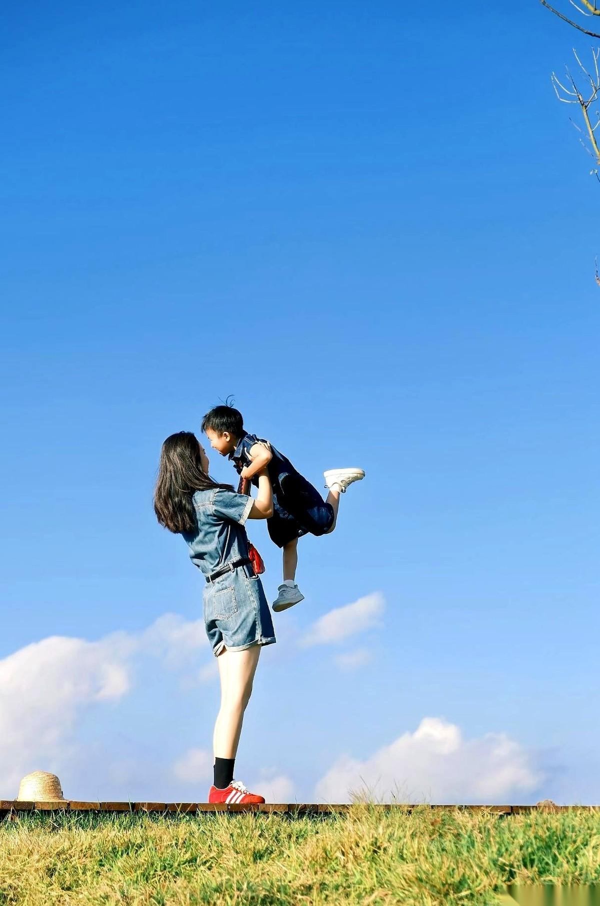 一篇谈论母子定律的文章宣称，常年被妈妈数落“你不行、你没用”的男孩，长大会懦弱难