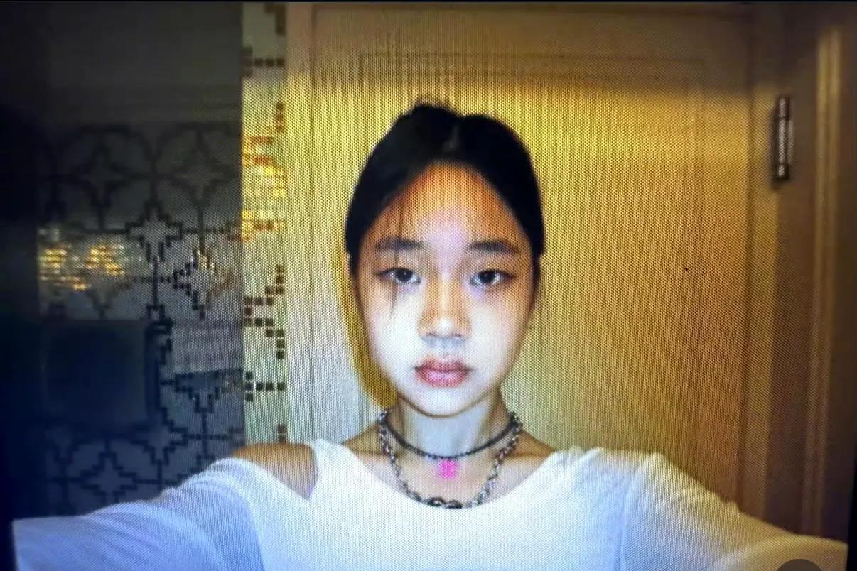 看了小S三女儿的近照，她应该是三姐妹里以后进娱乐圈最红的！虽然她长得是三个女儿