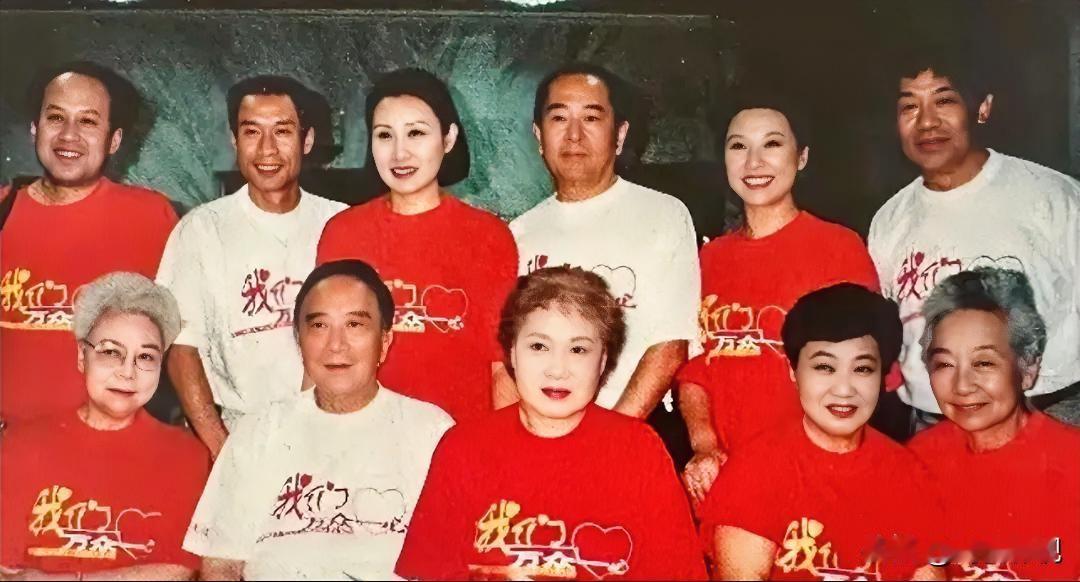 后排就认得出笑容满面的郭达，细眉飞扬的张凯丽，目若朗星的特型演员王铁成。前排左一