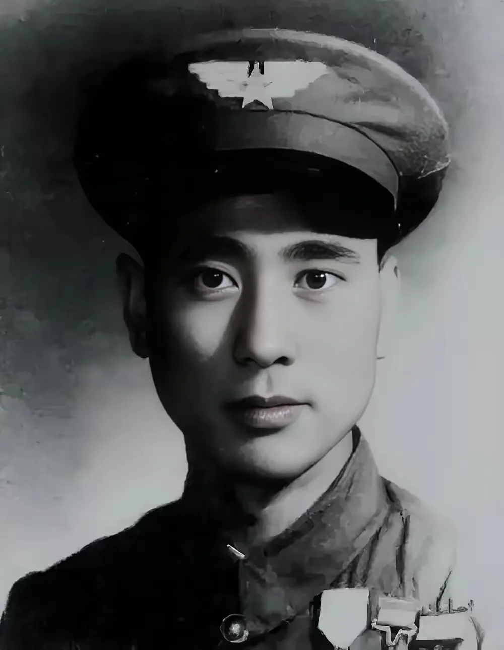 1949年，一架飞机在解放区坠毁，飞行员主动向解放军投降，还指了指舱门，说：“这