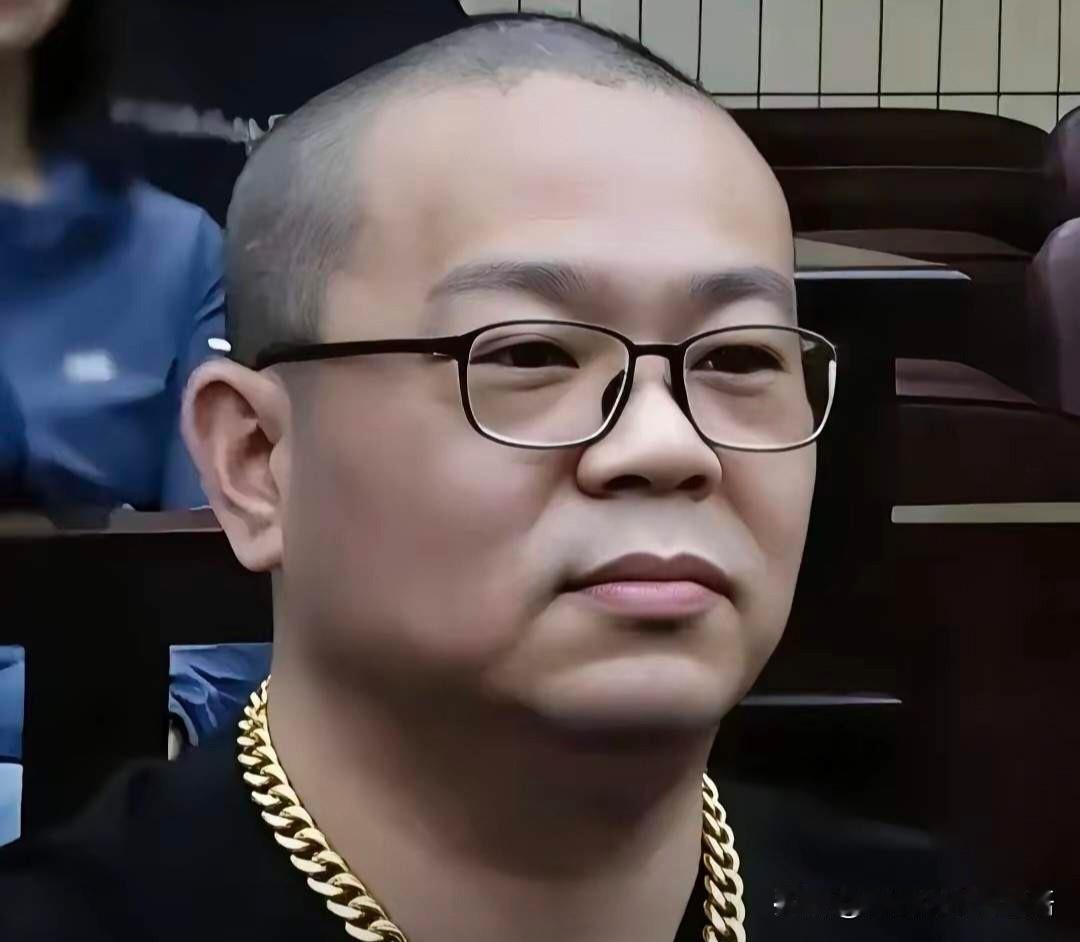 人情冷暖在白天辉行刑前会见妻儿时显示得淋漓尽致。妻子哭着问：骨灰怎么处理？