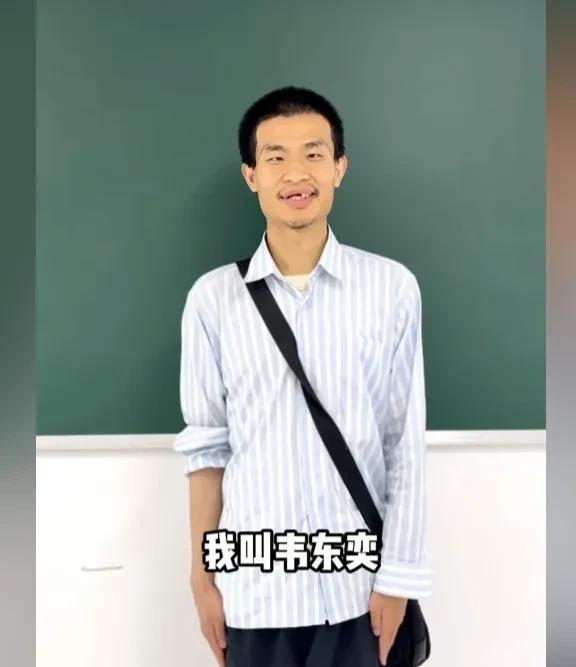 1.有人拍到他经常穿着洗的发白的衣服，背着大包小包活像个“逃荒”的2.总是把馒