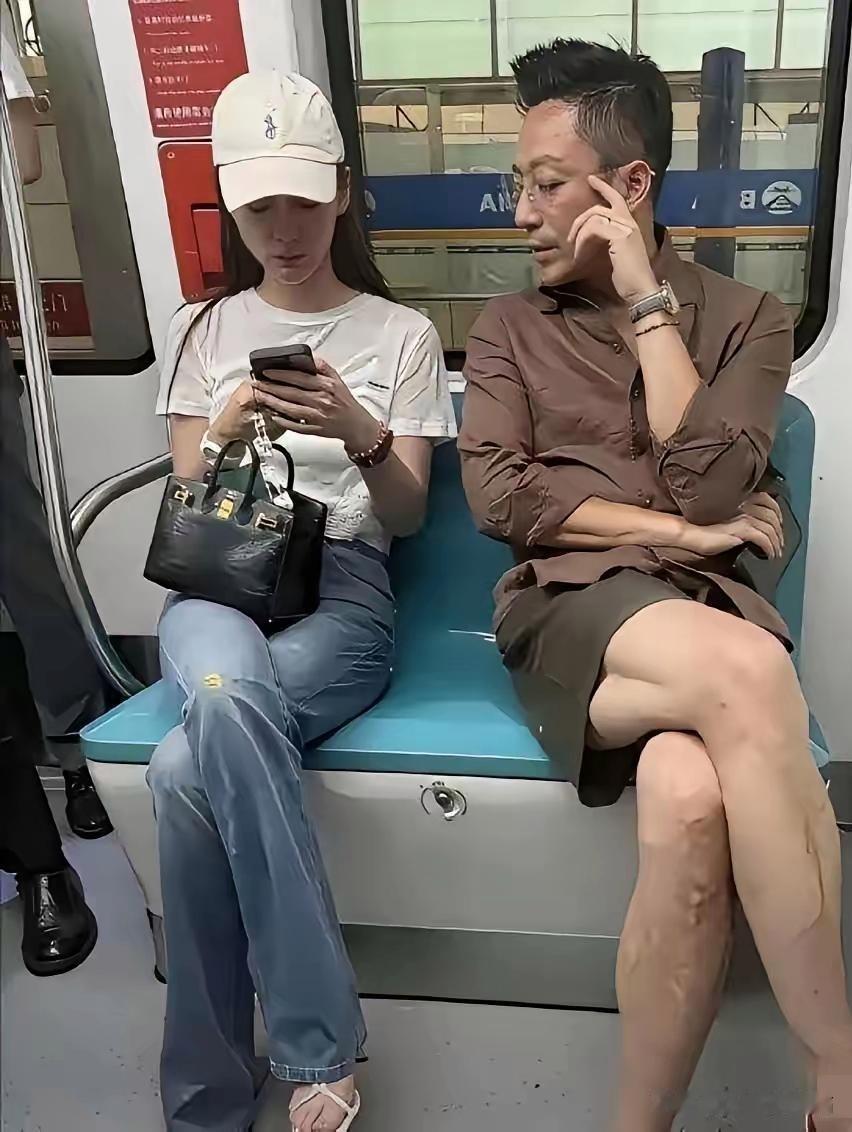 近日，有网友在地铁里拍到汪小菲与妻子一同出行的画面，照片流出后迅速引来众多网友讨