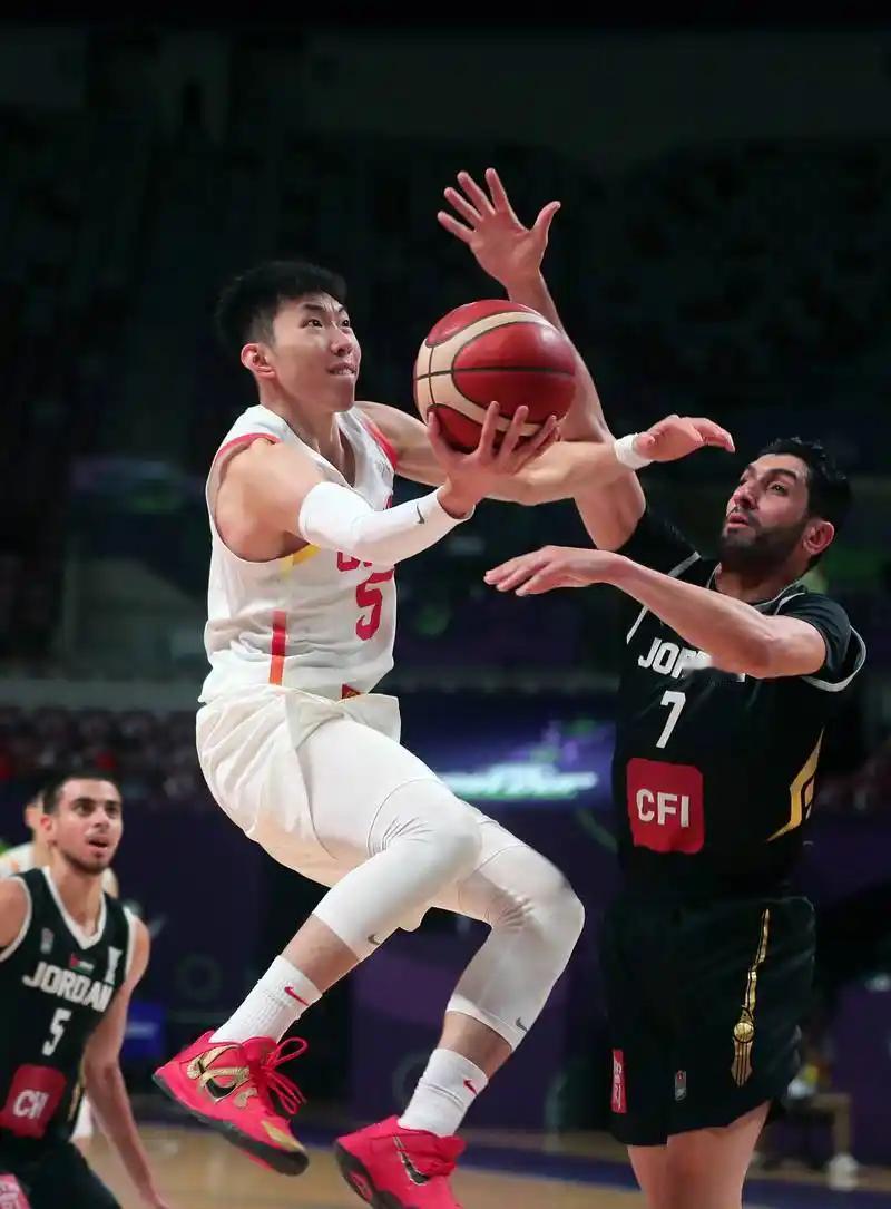 中国男篮89--87险胜黎巴嫩，客观公正点评赵继伟和胡明轩的表现。中国男