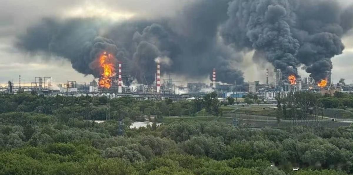 据Babel报导，俄罗斯的炼油产量已降至21年来最低水平。乌克兰对俄罗斯能源