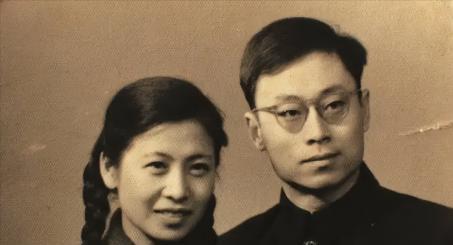 于敏跟妻子说：“氢弹爆炸成功，咱们买一只烤鸭庆祝庆祝吧？”妻子说：“哎呀！氢弹爆