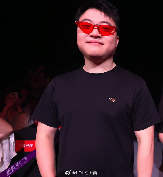 英雄联盟红眼镜Uzi这才是表演赛嘛！红眼镜Uzi闪亮登场！英雄联盟S16Uzi