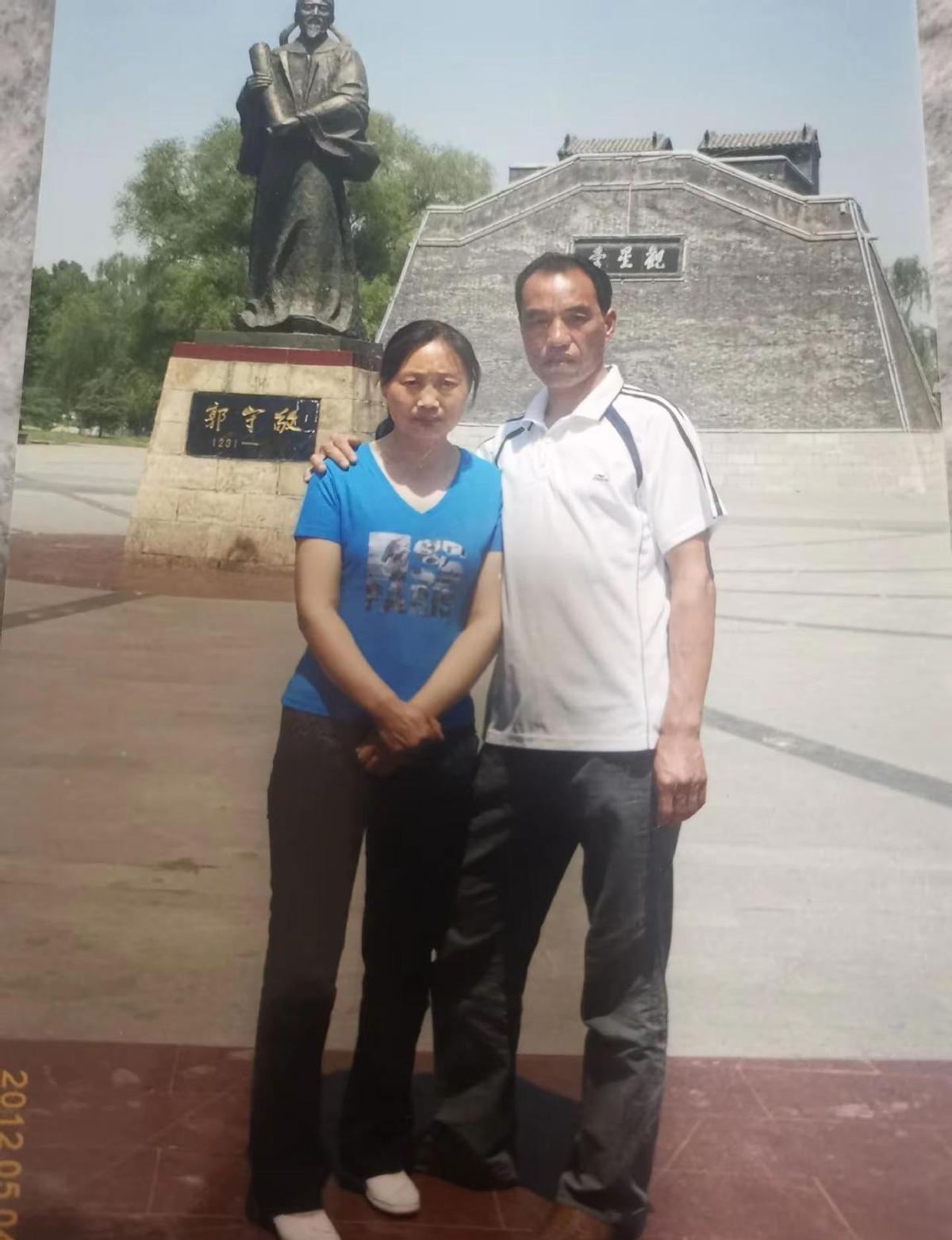 十年了，他走了，家还在。她扛下了所有，债、老人、孩子，全靠一人。如今女儿出嫁