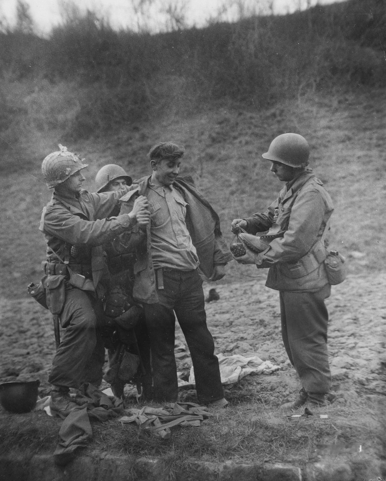 少见：苏联难民在德国加入美军作战！这张拍摄于1945年3月21日的历史照片，