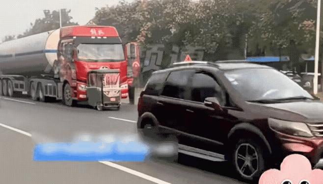 碰瓷大叔这次碰瓷油罐车可失算了……这位大叔驾驶一辆改装后的电动三轮车，惯