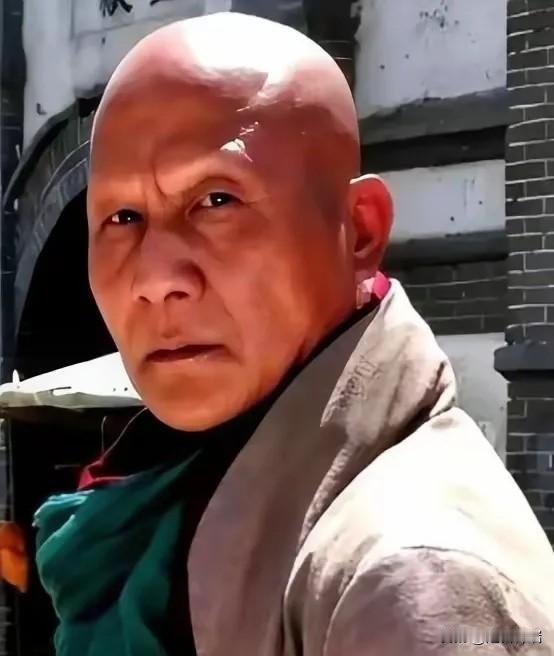 17岁那年，他给自己煎了锅中药，锅是铝的，长期煎煮服用后，他的头发、眉毛，一根不