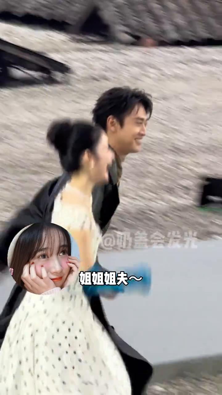 奶盖会发光。牵个手吧，姐姐姐夫。牵手，Comeon，刚好卡上点谁懂？姐姐姐夫