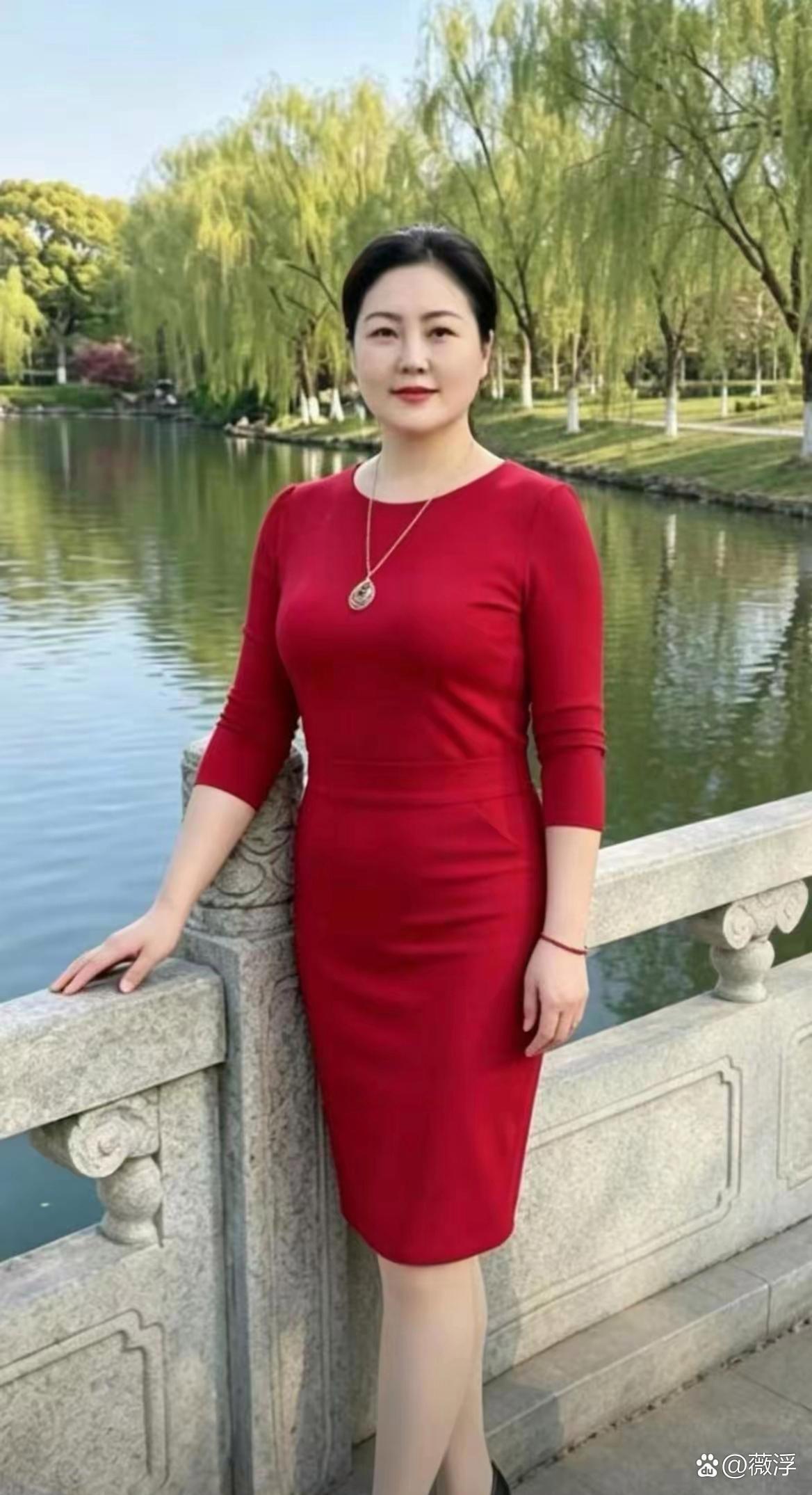 优雅红裙，公园漫步，享受美好时光
