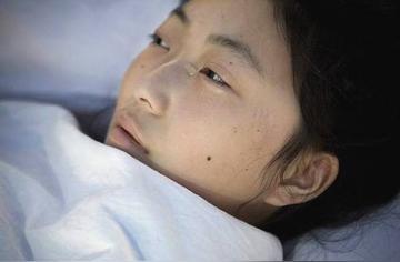 24岁女生，这辈子只来过“一次月经”，持续了8年你能想象吗？一个女孩从小学四