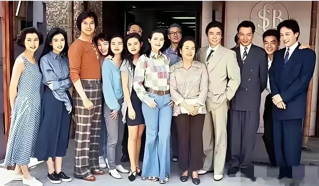 郑少秋年轻时是真的帅，你看着女人缘有哪个男人不羡慕？不过个子也挺高的，在那个时代