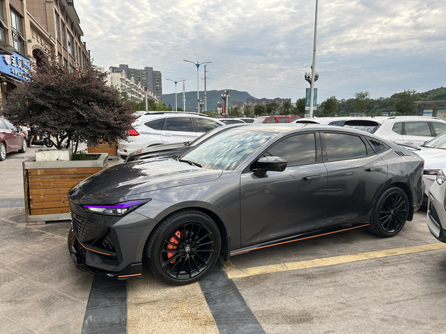 长安啊长安。哎…一万多公里哪哪都是异响空调出风口里面风哨声颠簸路段中控台