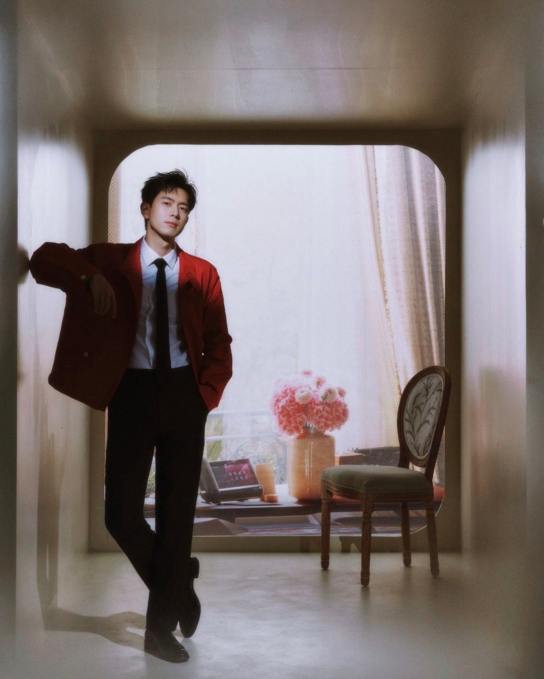 李现做这个动作就觉得眼熟李现春晚又贡献笑料了！这个动作一出来，弹幕都在刷表情包