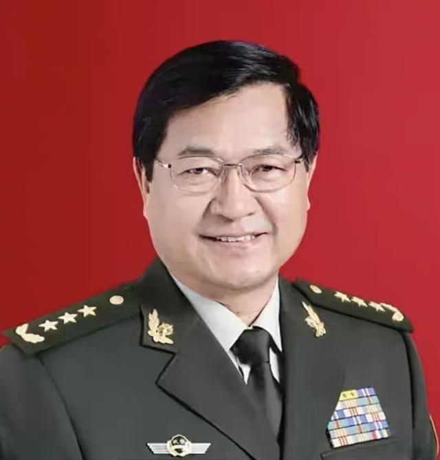 他担任了十年武警司令员，45岁授少将，52岁升中将，59岁升上将。这个将军是谁？