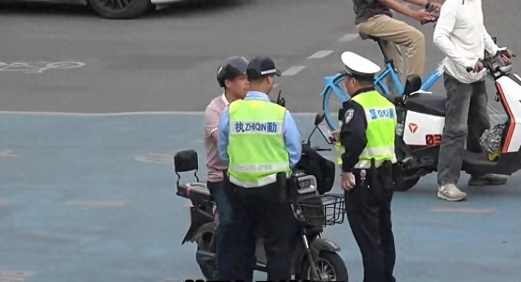 电动三轮车突然不被一刀切了，老人考驾照难成过去式，新办法到底咋落地？最近路上