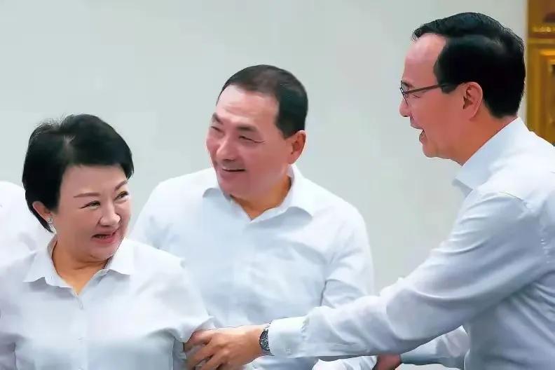 国民党彻底掉进民进党设计的大罢免的陷阱里，越挣扎越陷越深。从目前的局势来看，
