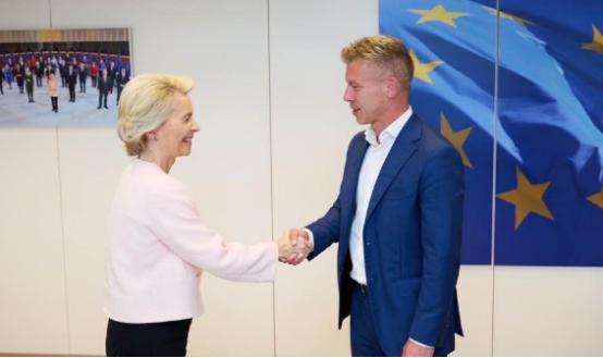 整个欧洲政坛几乎都被惊到了，匈牙利新当选总理毛焦尔·彼得，刚坐稳总理位置，就立马