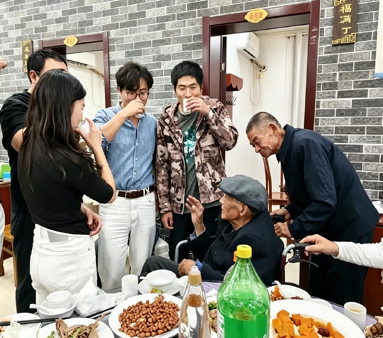 国庆这场乡村宴席很有味道，刘强东父亲坐在轮椅上，年轻后辈纷纷起身端杯，弯腰上前敬
