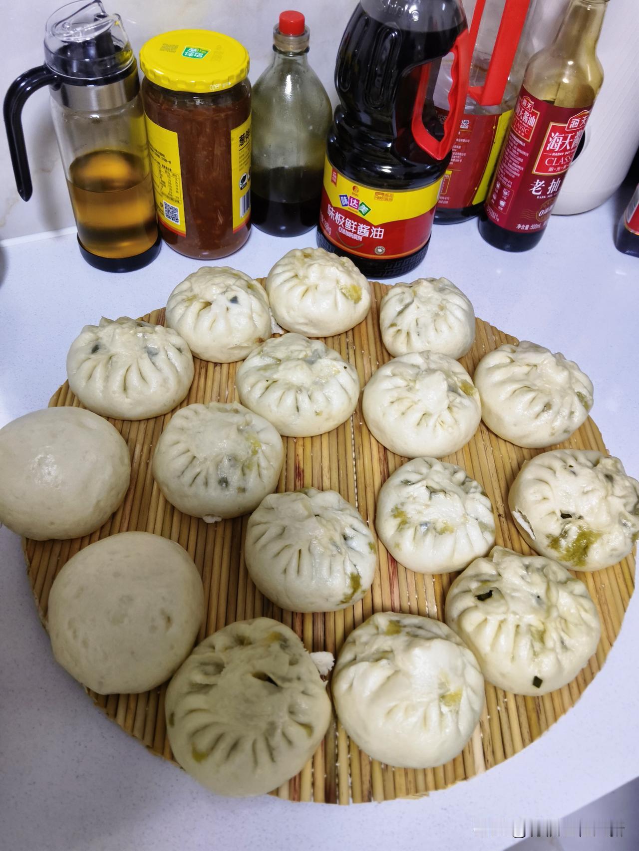 这些韭菜猪肉粉条包子，有四个是我包的，能猜出来吗？它们四个，两个叫开口笑，一个