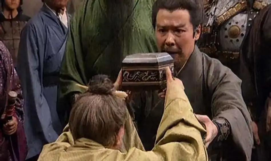 汉末那会儿，徐州本来是块肥沃地盘，陶谦掌管时靠着拉拢本地大族、管住外来猛将，粮多