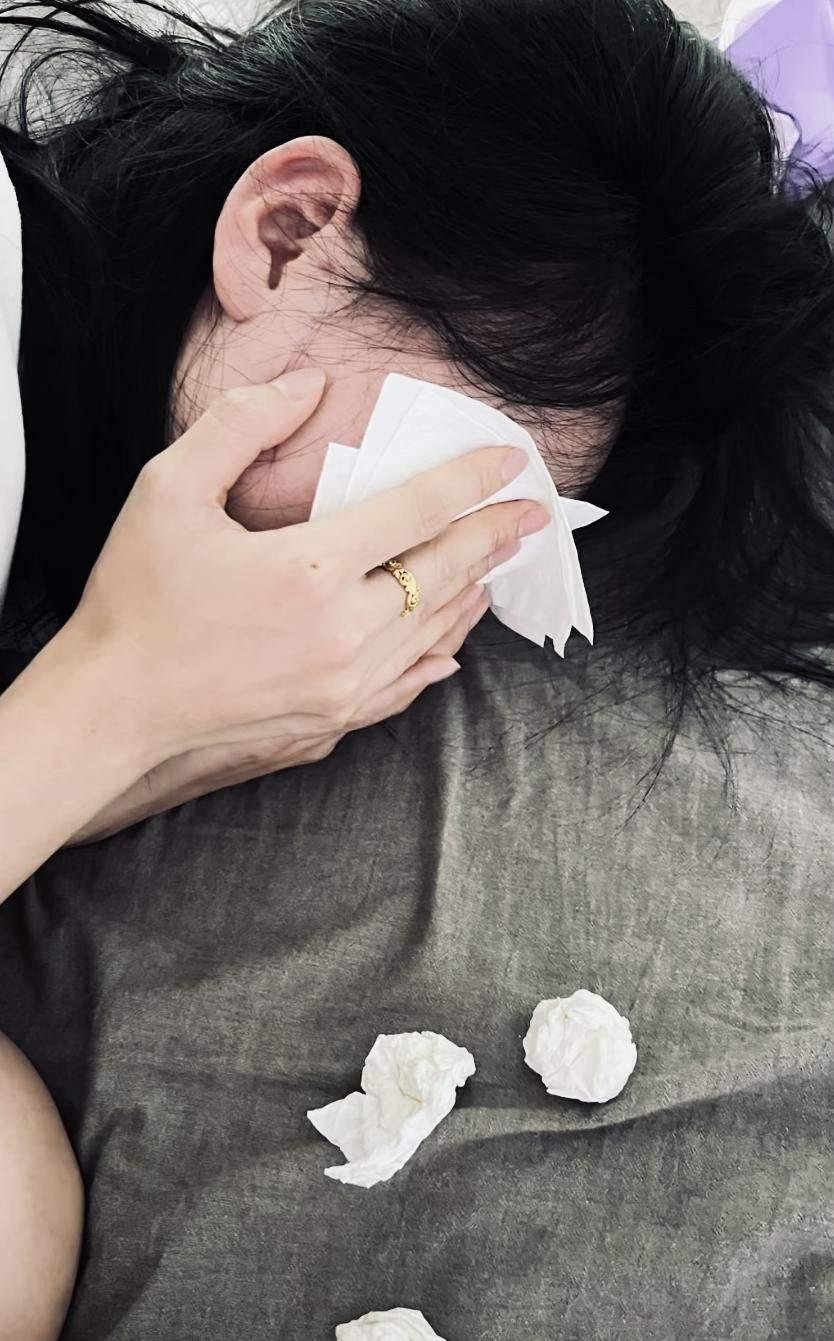 女儿辛苦八年攒下32万，母亲竟偷偷拿去给儿子付婚房首付，女儿发现后默默与家里