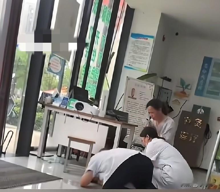 7月2日，江苏南京，一位奶奶怀抱不足2岁的幼童冲进诊所求救，此时幼童已窒息昏迷，