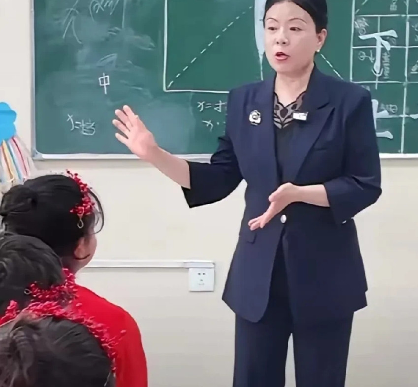 许妈无视田媳妇的呐喊，如今，许妈把爱给了远方的儿童！对此，田媳妇是非常不喜欢亲婆