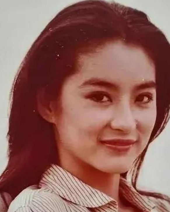 1990年，36岁的林青霞见到了亲姐姐林莉，失散40多年，姐姐已经是“中年村妇”