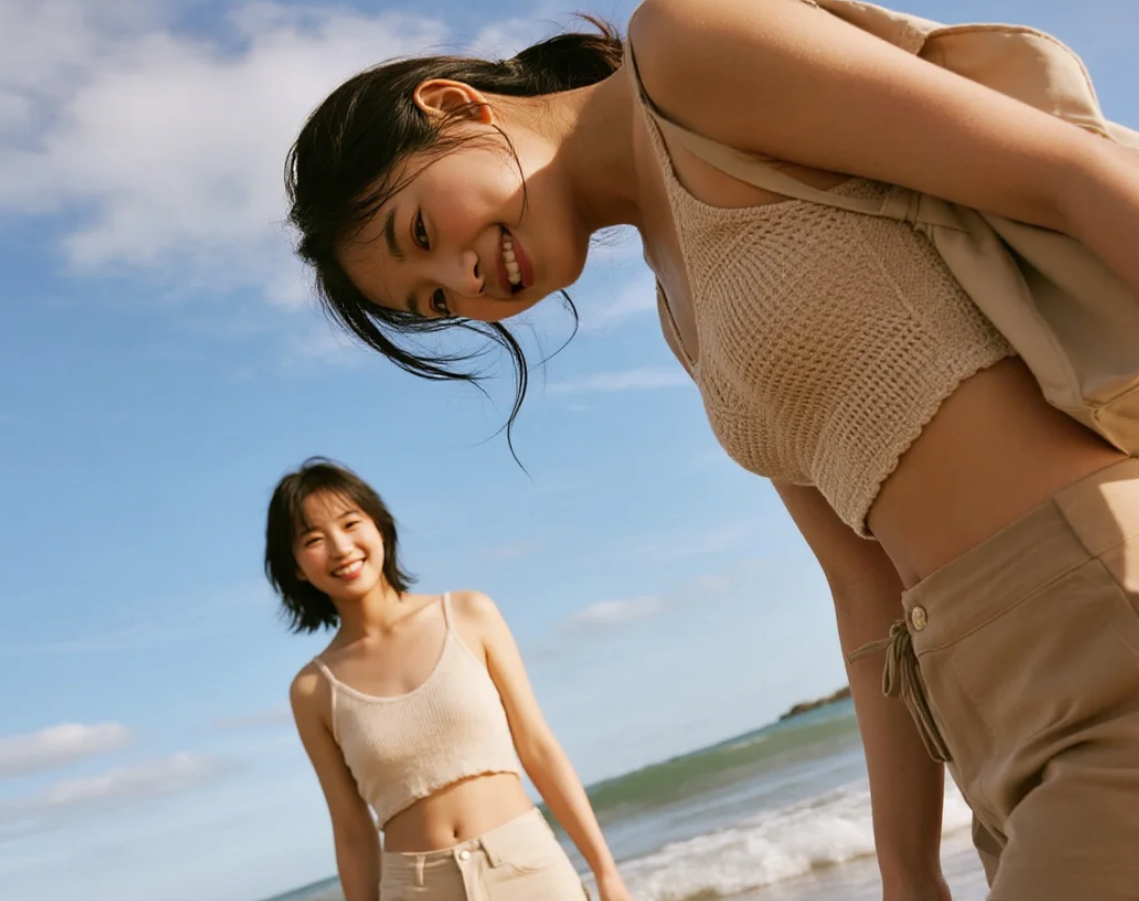 她走在海边的样子，是夏天最美的风景