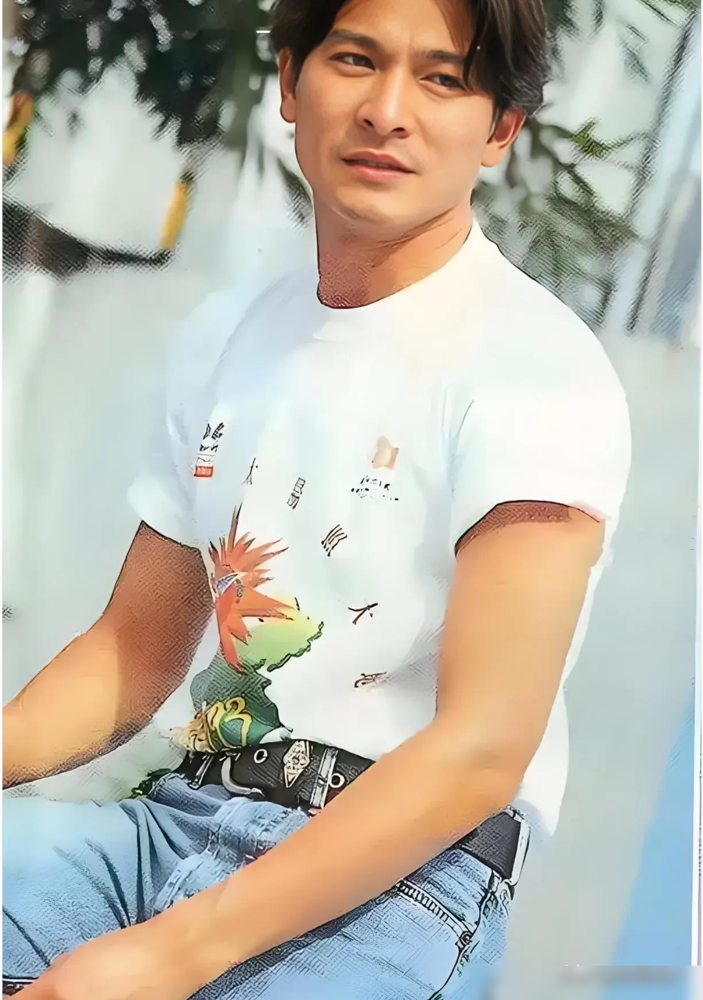 76岁的谭咏麟办演唱会，唱到一半，竟把台下观众席的刘德华和李克勤直接喊了上来。俩人毫无准备，李克勤连
