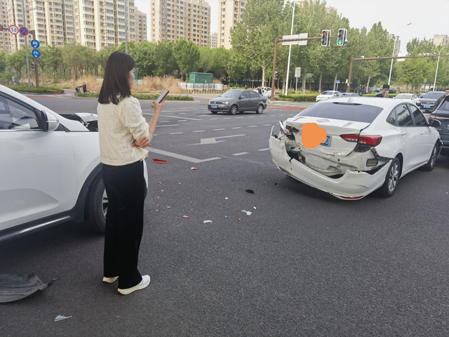 威朗防撞梁太弱了大家还是去换个后防撞梁吧，在路口起步的时候被后车追尾了，防撞梁