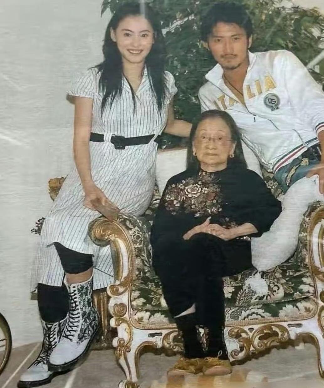 好珍贵的老照片，张柏芝谢霆锋与奶奶一起合照，仅此一张吧！​​​