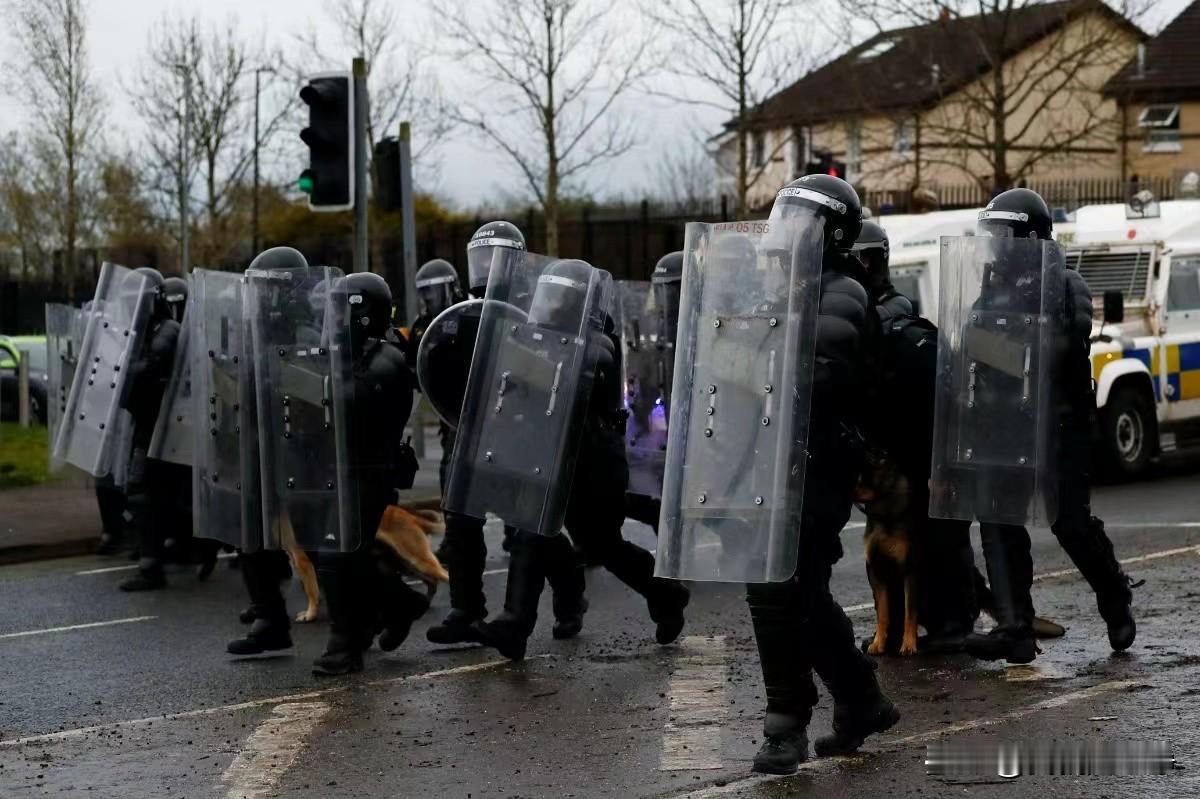 英国已经彻底乱套了，因为移民问题，英国正在爆发史无前例的社会大动荡而这一次风暴