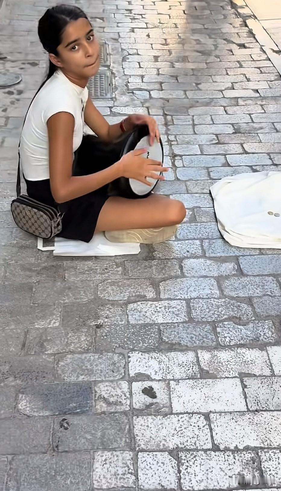 这颜值和手鼓水平都很高，而且很礼貌很大方从容