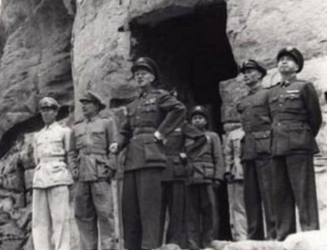 1947年，蒋介石带领国民党一众高级将领来到延安，在参观过程中偶遇一老农便问道：
