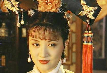 老九胤禟的母亲，正是《康熙微服私访记》中的宜妃郭络罗氏，她也是康熙朝最得宠的妃子