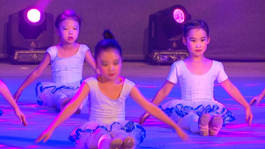 银河艺术馆中国舞二级A班《膝盖脚趾头》《月