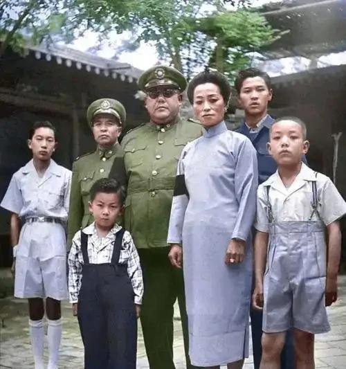 1949年10月，国民党上将马鸿逵飞抵达台北后，在深夜被宪兵赶出了招待所，一家人