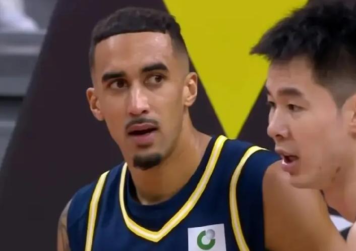 广东107：102南京，郭士强在场边考察四位球员，看看他们都是怎样的表现，这样实