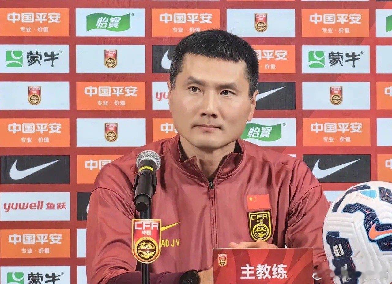 国足主帅邵佳一透露了老将入选国足的原因。他在媒体见面会上接受记者采访时表示，之所