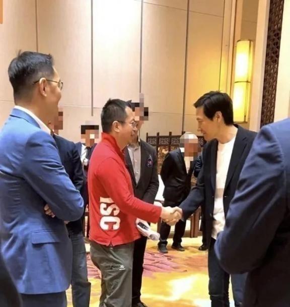 1995年，周鸿祎毕业后加入北京方正公司，雷军已是金山公司总经理。两人通过彼此妻