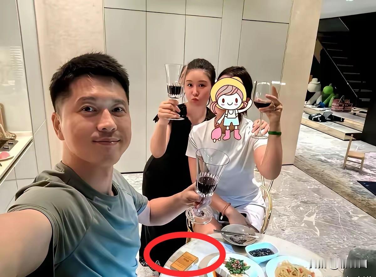 王雷李小萌夫妇，住着豪宅，喝着千元红酒，抽着百元香烟。却吃着几块钱的豆腐，几块钱