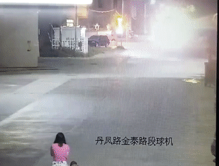 这是一起非常离奇的车祸！路面监控清晰的记录下了车祸的整个过程。一位妈妈推着载