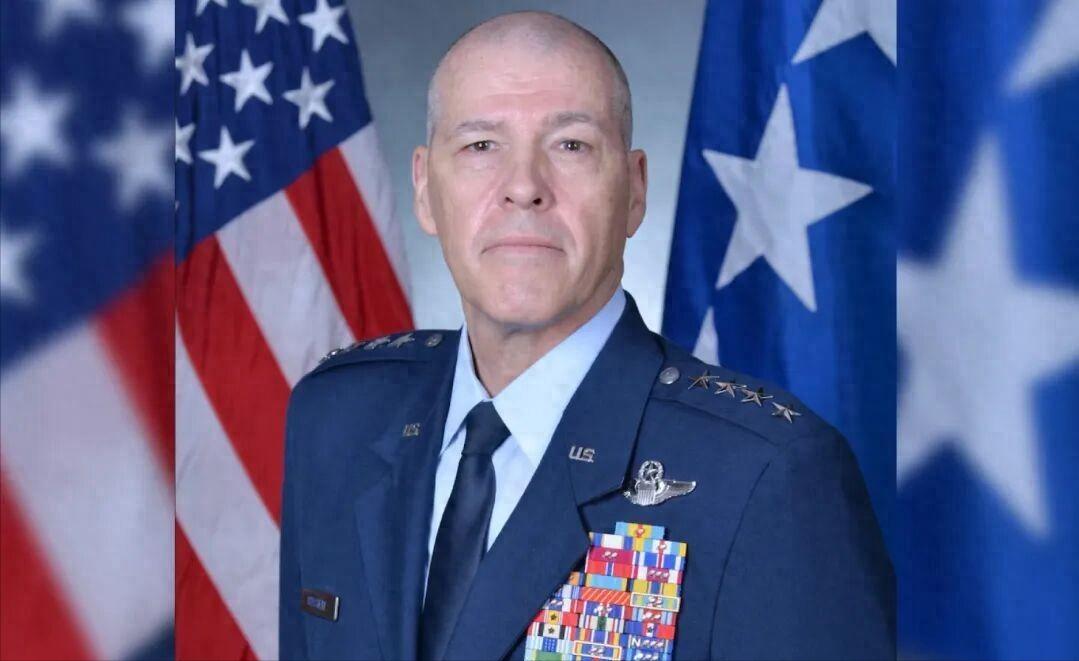 底裤被扒！刚刚辞职的美空军四星上将，竟然是轰炸我大使馆的凶手。2025年9