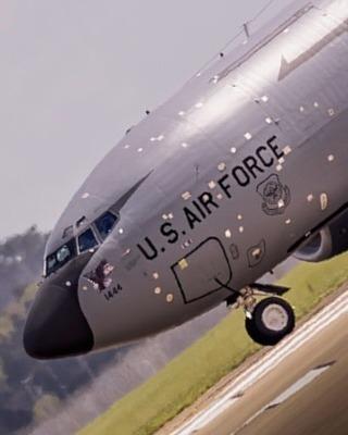 那架飞到英国全身打着补丁的KC-135加油机应该是用了特殊的航空专用胶带，虽然看